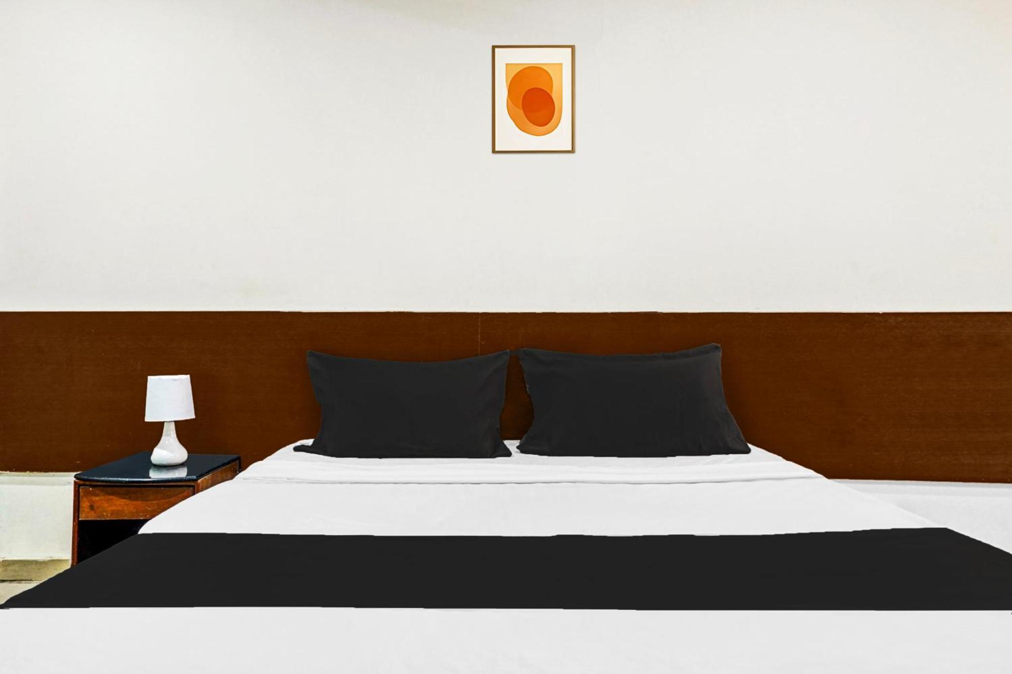 Hotel O Royal Lodge Koregaon Kültér fotó