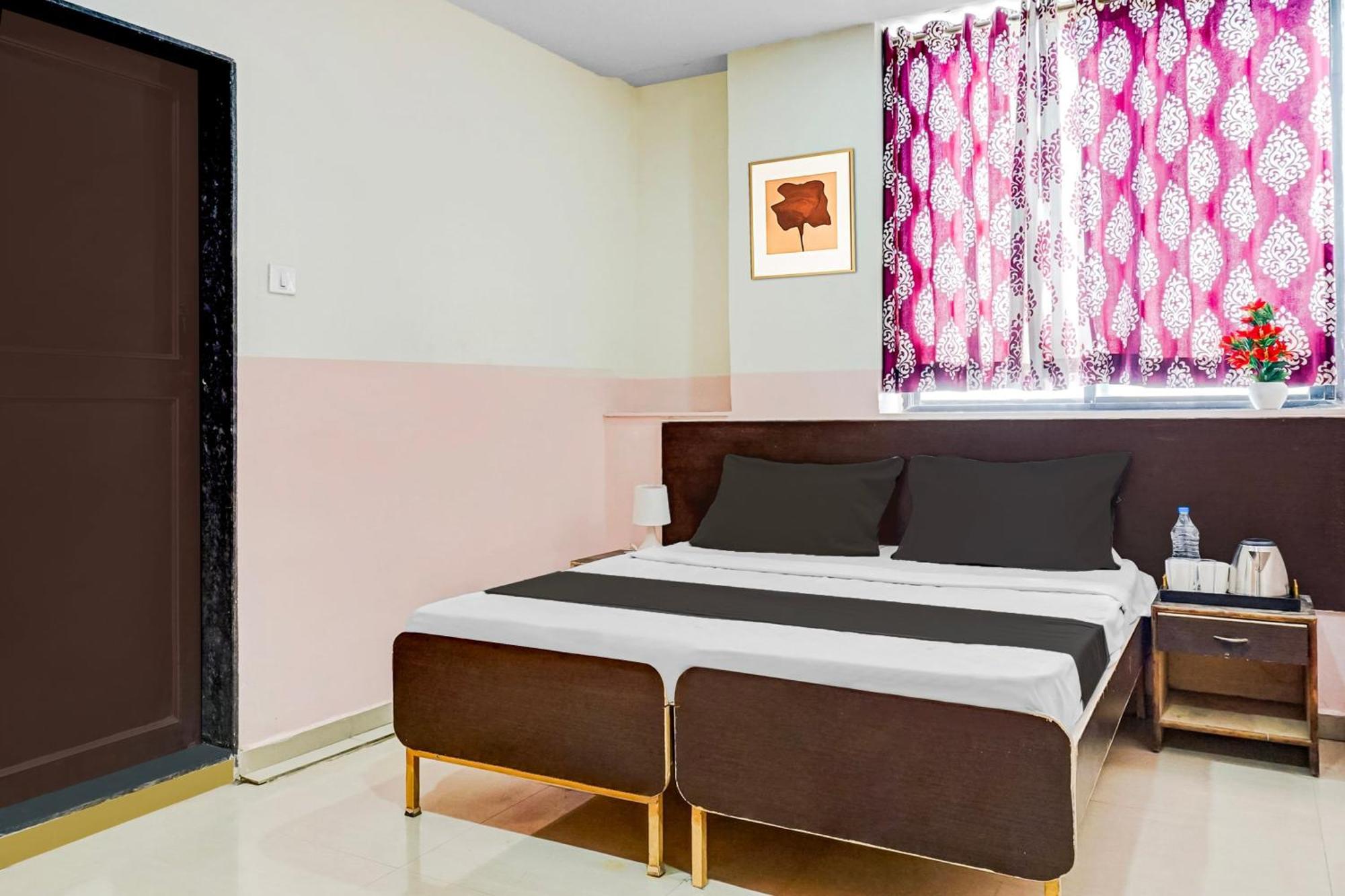 Hotel O Royal Lodge Koregaon Kültér fotó