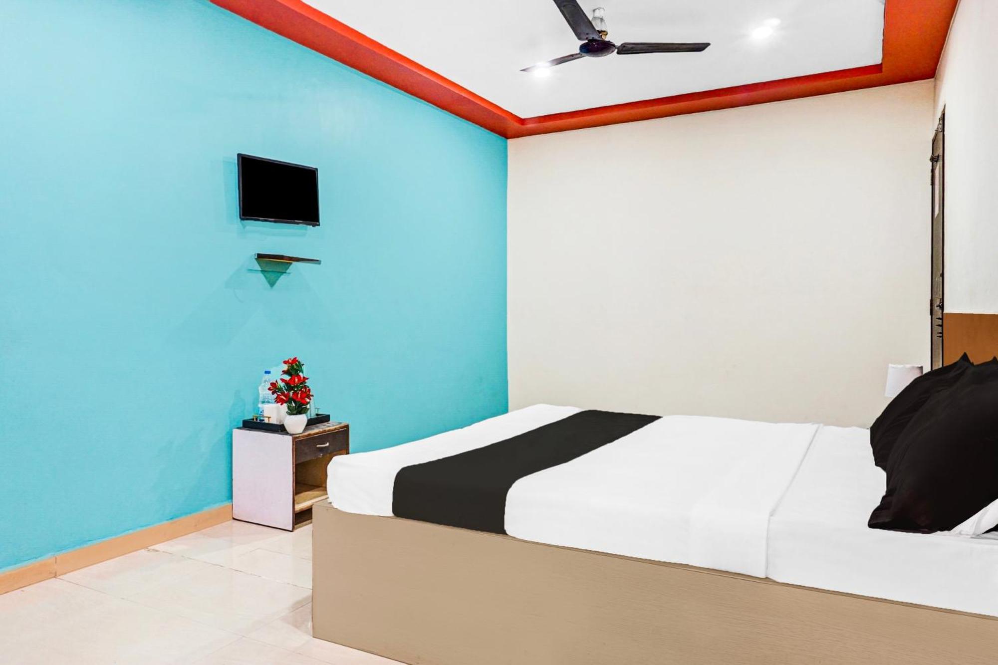 Hotel O Royal Lodge Koregaon Kültér fotó