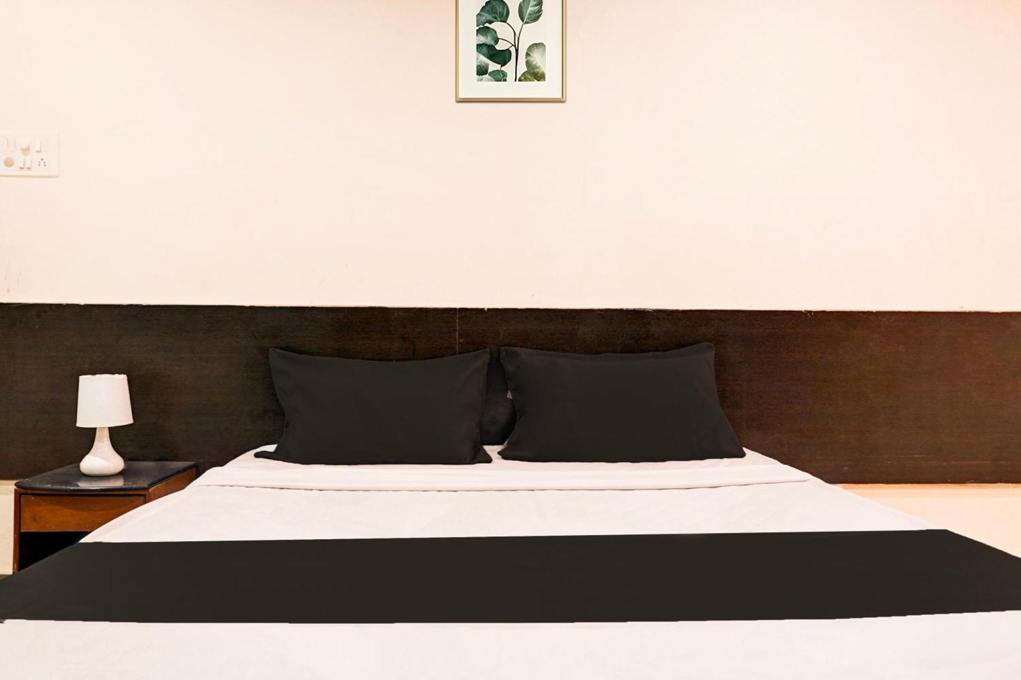 Hotel O Royal Lodge Koregaon Kültér fotó
