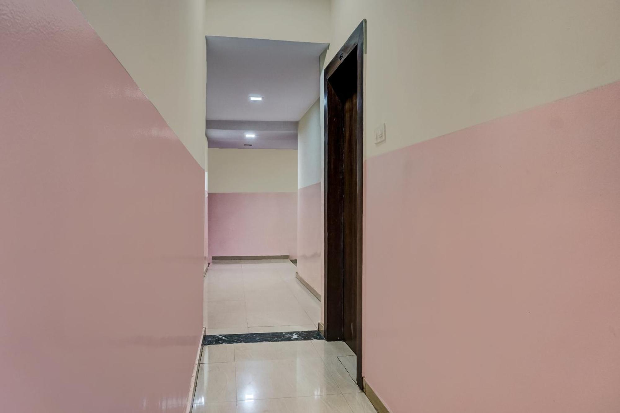 Hotel O Royal Lodge Koregaon Kültér fotó